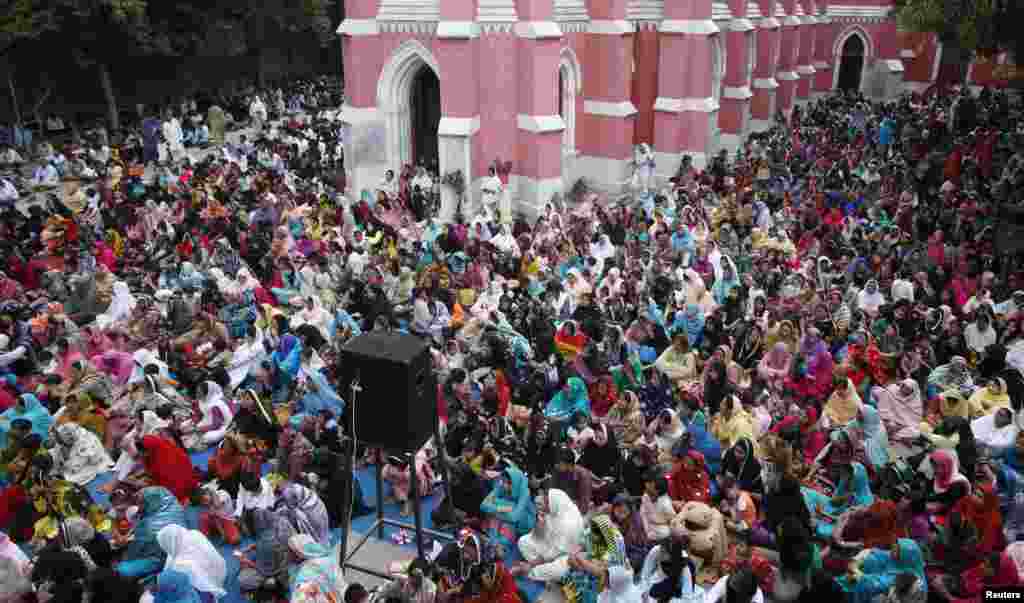 Pakistani Christians attend a Good Friday service at the Saint Anthony Church in Lahore, Pakistan, April 18, 2014. 