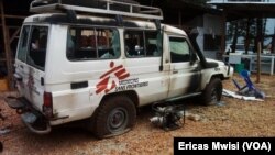 Un des véhicules de Médecins Sans Frontières a été brûlée au Centre de traitement Ebola d'Itav, à Butembo, Nord-Kivu, RDC, le 28 février 2019.
