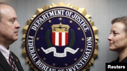 Dua orang petugas senior FBI berpose di depan kantor mereka di Quantico, Virginia (Foto: dok). 