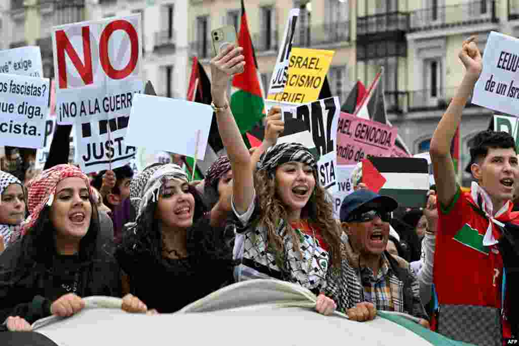 Waandamanaji wakibeba mabango yenye maandishi yanayounga mkono watu wa Palestina katika mji mkuu wa Hispania wa Madrid. Oktoba 15, 2023.