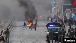 Des manifestants brûlent des pneus après la victoire du FRELIMO, le parti au pouvoir suite à l'élection présidentielle contestée. Maputo, 24 octobre 2024. Reuters / Siphiwe Sibeko