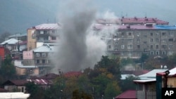 Asap tampak mengepul di Stepanakert, wilayah separatis Nagorno-Karabakh, akibat serangan artileri oleh pasukan Azerbaijan (4/11). 