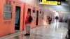 Un empleado intenta apagar un fuego bajo uno de los vagones del metro, en una estación de Ciudad de México, compartida por la usuaria de Twitter @isa_uriel, el 11 de enero de 2023.