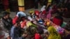 Warga berkumpul di posko pengungsian di Desa Sumber Wuluh di Lumajang pada 5 Desember 2021, pasca erupsi Gunung Semeru yang menewaskan sedikitnya 14 orang. Foto: AFP/Juni Kriswanto)