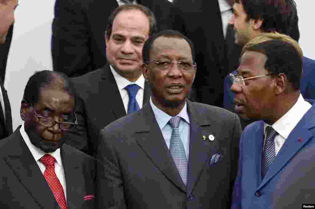 (De gauche à droite)&nbsp;: le président du Zimbabwe Robert Mugabe, le président égyptien Abdel Fattah El-Sisi, arrière-plan, le président Idriss Deby du Tchad, et le président Thomas Boni Yayi du Bénin posent pour une photo de famille à l&rsquo;ouverture de la Conférence mondiale sur les changements climatiques 2015. 