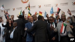 រូបភាព​ឯកសារ ៖ លោក Jacob Zuma ប្រធានាធិបតី​​ប្រទេស​អាហ្រ្វិក​ខាង​ត្បូង​ ប្រុង​​ប្រៀប​ថត​រូប​នៅ​ឯ​ជំនួប​កំពូល​​របស់​សហភាព​អាហ្រ្វិក​ កាល​ពី​ថ្ងៃ​ទី​១៤ ខែ​មិថុនា ឆ្នាំ​២០១៥។​