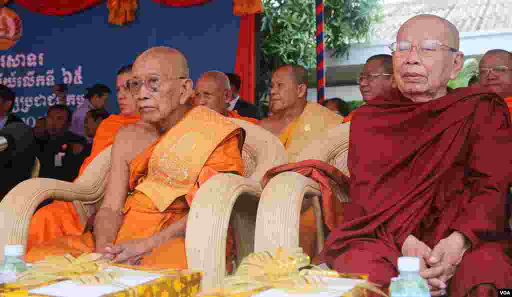 អគ្គ​មហា​សង្ឍ​រាជាធិបតី​​ ទេព វង្ស​ ព្រះ​មហា​សង្ឃរាជ​គណៈ​មហានិកាយ (នៅ​ខាង​ឆ្វេង)​ និង​ព្រះ​សង្ឃ​រាជ នន្ទ​ ង៉ែត​​ ព្រះ​សង្ឃនាយក​​ និមន្ត​ចូលរួម​ជា​​អធិបតី​ក្នុង​ការ​រំលឹក​ខួបទី​៦៥​នៃ​ថ្ងៃ​បង្កើត​គណបក្ស​ប្រជាជន​កម្ពុជា​នៅ​ទីស្នាក់​ការ​កណ្ដាល​គណបក្ស នៅរាជធានី​ភ្នំពេញ ​នៅ​ថ្ងៃ​ទី​២៨ ​ខែ​មិថុនា​ឆ្នាំ​២០១៦​។ (ឡេង ឡែន​/VOA)