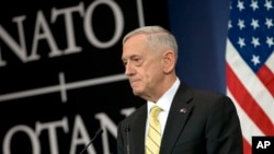 លោក Jim Mattis រដ្ឋ​មន្រ្តី​ក្រសួង​ការពារ​ជាតិ​ថ្លែង​ក្នុង​សន្និសីទ​សារព័ត៌មាន​នៅ​ទីស្នាក់ការ​អង្គការ​អូតង់ ក្នុង​ក្រុង​ប្រ៊ុចសែល កាលពី​ថ្ងៃទី១៦ ខែកុម្ភៈ ឆ្នាំ២០១៧។