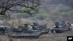 Des chars américains en action lors d’une manœuvre militaire à Paju, en Corée du Sud, près de la frontière avec la Corée du Nord, le 14 avril 2017.