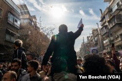 Demonstranti su izašli na ulice centra Damaska, u Siriji, tražeći pravdu za one koji su stradali pod režimom Bašara al-Asada, 13. decembra 2024.