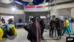 Ljudi stoje ispred odjeljenja hitne pomoći bolnice Al-Shifa u gradu Gaza 10. novembra 2023.