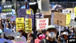 Aktivis sosial berkumpul untuk demonstrasi di Balai Kota di Los Angeles, California pada 27 Maret 2021, mencela sentimen dan kebencian anti-Asia Amerika dan Kepulauan Pasifik. (Foto: AFP/Frederic J. Brown)