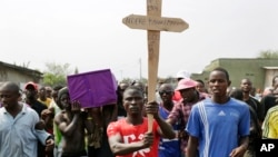 Hundreds gather for the funeral procession of Emmanuel Ndere Yimana, an opposition supporter assassinated Wednesday, in Bujumbura, Burundi, July 22, 2015. 