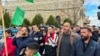 Warga Palestina berunjuk rasa terhadap pembunuhan pejabat senior Hamas, Saleh al-Arouri, di Desa Aroura dekat Ramallah di Tepi Barat yang diduduki Israel, 3 Januari 2024. (Foto: REUTERS/Ali Sawafta)