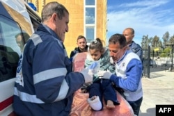 Seorang anak Palestina yang terluka diangkut dengan brankar ke dalam ambulans Bulan Sabit Merah Mesir setelah dievakuasi dari Jalur Gaza melalui perbatasan Rafah yang menyeberang ke Mesir, 1 Februari 2024. (AFP)