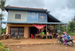 កុមារមួយចំនួន ក្នុងភូមិប្រមូលផ្តុំគ្នា ក្រៅម៉ោងសិក្សា ក្នុងស្រុកសំឡូត ខេត្តបាត់ដំបង កាលពីថ្ងៃទី១៧ ខែមិថុនា ឆ្នាំ២០២០។ ពួកគេខ្លះ កំពុងត្រៀមខ្លួនទៅរៀនជាបណ្តុំ នៅផ្ទះគ្រូរបស់គេ។ ការសិក្សាជាបណ្តុំនេះ ធ្វើឡើង ក្រោយរដ្ឋាភិបាលប្រកាសបិទសាលារៀនជាបណ្តោះអាសន្ន។ (ហ៊ាន សុជាតា/វីអូអេ)