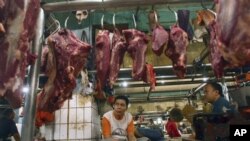 Para pedagang daging menunggu pembeli di sebuah pasar tradisional di Jakarta (Foto: dok).