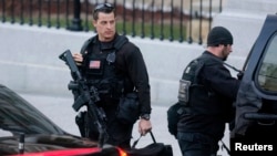 U.S. Secret Service agents are seen at the White House in Washington, Dec. 18, 2014.
