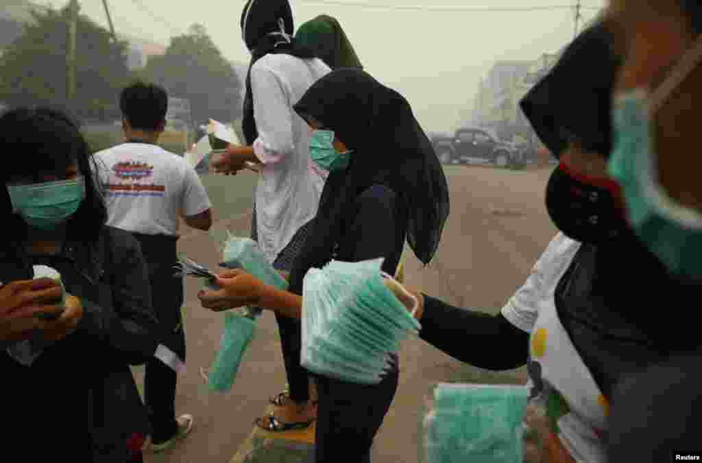 Tenaga sukarela menyiapkan masker wajah untuk dibagikan pada warga di Dumai, Riau (21/6).