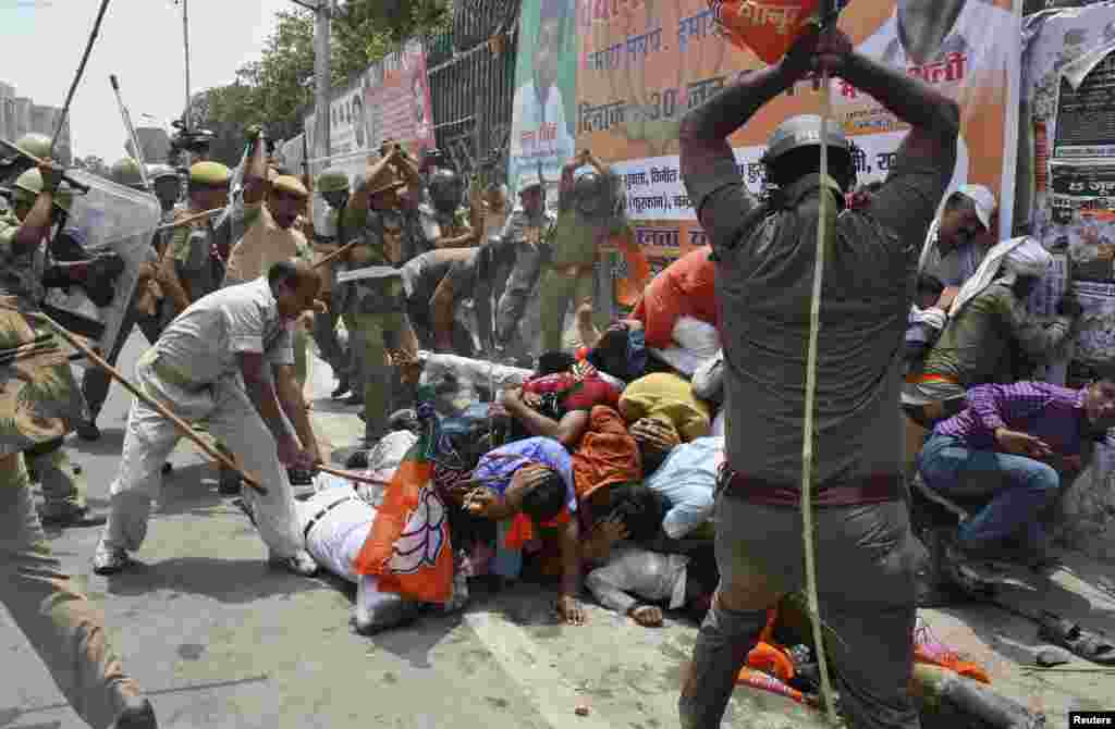 Indian policemen use batons to disperse youth-wing workers of country&#39;s ruling Bharatiya Janata Party (BJP) during a protest outside the state assembly in the northern city of Lucknow. Hundreds of workers protested against the state government over what they say is deteriorating law-and-order situation in the Uttar Pradesh state, local media reported.
