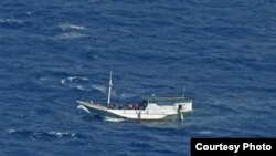 Kapal yang membawa pencari suaka yang berlayar dari Indonesia ke Pulau Christmas, Australia. (Foto: Dok)