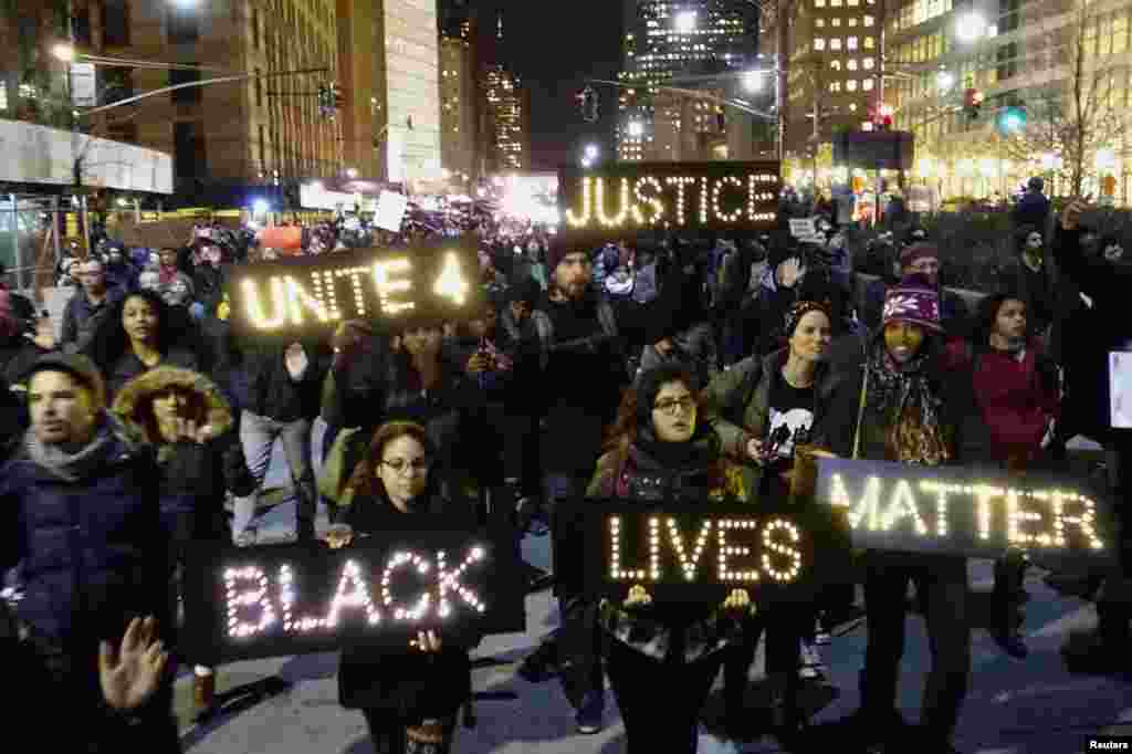 Para pengunjuk rasa berkumpul di Lower Manhattan, kota New York menyerukan keadilan atas kematian Eric Garner (4/12).