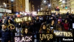 Warga di Lower Manhattan, New York berunjuk rasa menuntut keadilan atas kematian Eric Garner (4/12).