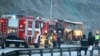 Le lieu de l'accident d'un bus qui a tué au moins 45 personnes sur une autoroute près du village de Bosnek, dans l'ouest de la Bulgarie, mardi 23 novembre 2021. 