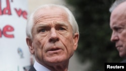 Peter Navarro duke dalë nga gjykata