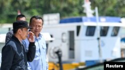 Presiden Joko Widodo bersama Menteri Kelautan dan Perikanan Indonesia Edhy Prabowo saat meninjau Natuna, Kepulauan Riau, 8 Januari 2020. (Foto: Antara Foto/M Risyal Hidayat/via REUTERS) 