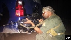 Seorang pejuang etnis Sunni Irak yang ikut melawan militan ISIS siaga di Ramadi utara hari Sabtu (16/5).