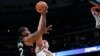 Kawhi Leonard, à gauche, contre le pivot des Denver Nuggets, Nikola Jokic, Denver, Colorado, le 16 décembre 2018. 